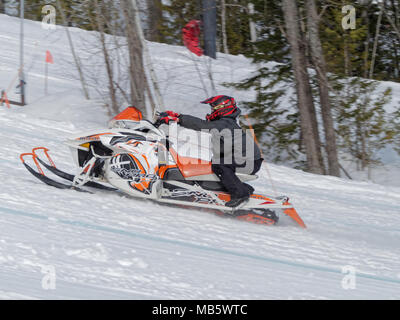 Quebec, Canada 4/7/2018 motoslitta in salita Drag Race svoltosi sulle piste della Val Saint-Come ski resort Foto Stock