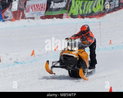 Quebec, Canada 4/7/2018 motoslitta in salita Drag Race svoltosi sulle piste della Val Saint-Come ski resort Foto Stock