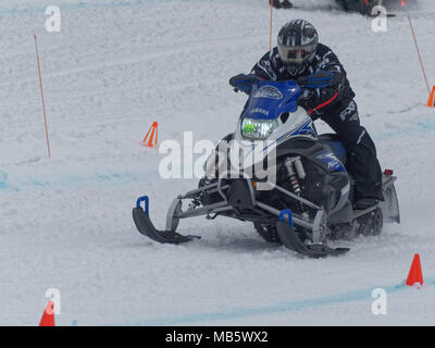 Quebec, Canada 4/7/2018 motoslitta in salita Drag Race svoltosi sulle piste della Val Saint-Come ski resort Foto Stock