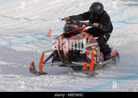 Quebec, Canada 4/7/2018 motoslitta in salita Drag Race svoltosi sulle piste della Val Saint-Come ski resort Foto Stock