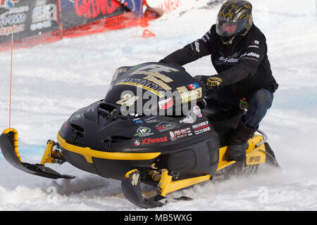 Quebec, Canada 4/7/2018 motoslitta in salita Drag Race svoltosi sulle piste della Val Saint-Come ski resort Foto Stock