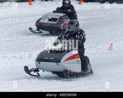 Quebec, Canada 4/7/2018 motoslitta in salita Drag Race svoltosi sulle piste della Val Saint-Come ski resort Foto Stock