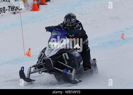 Quebec, Canada 4/7/2018 motoslitta in salita Drag Race svoltosi sulle piste della Val Saint-Come ski resort Foto Stock