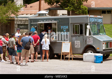 Patroni stand in linea di acquistare i pasti da un pesce e patatine cibo camion al grande festival, il 25 maggio 2013 in Atlanta, GA. Foto Stock