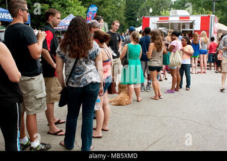 Una folla di persone attendere in linea per comprare il gelato al terzo annuale di Atlanta Gelato Festival a Piedmont Park, il 27 luglio 2013 ad Atlanta, GA. Foto Stock