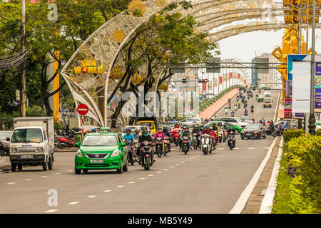 Il traffico sul ponte del drago di Da Nang Vietnam la mattina presto Rush Hour. Foto Stock