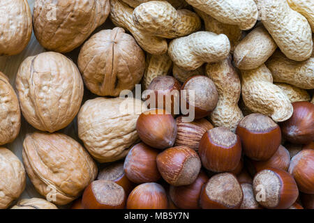 Arachidi, nocciole e noci con nutshells sfondo mix Foto Stock