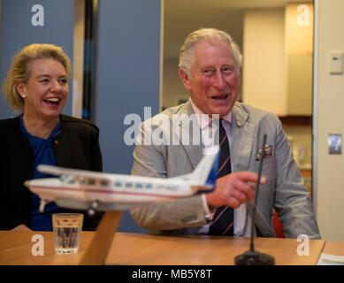 Il Principe di Galles parla alla stazione Gilberton proprietario Rob Lyn francese in una videoconferenza presso il Royal Flying Doctors Service base a Cairns durante il giorno cinque del suo tour di Australia. Foto Stock