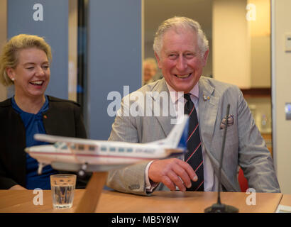 Il Principe di Galles parla alla stazione Gilberton proprietario Rob Lyn francese in una videoconferenza presso il Royal Flying Doctors Service base a Cairns durante il giorno cinque del suo tour di Australia. Foto Stock