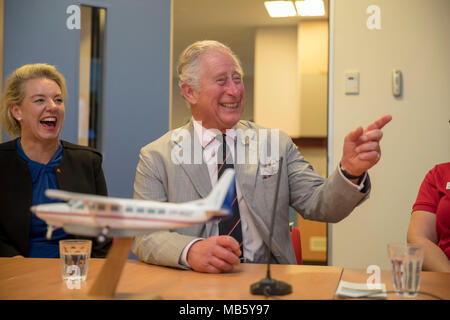 Il Principe di Galles parla alla stazione Gilberton proprietario Rob Lyn francese in una videoconferenza presso il Royal Flying Doctors Service base a Cairns durante il giorno cinque del suo tour di Australia. Foto Stock