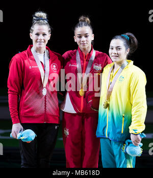 Da sinistra a destra il Canada Brittany Rogers (argento), la Georgia-Mae Fenton (oro) e la Georgia Godwin (bronzo) dell'Inghilterra con le loro medaglie dopo i bar irregolari della donna al Coomera Indoor Sports Center durante il quarto giorno dei Giochi del Commonwealth 2018 nella Gold Coast, Australia. Foto Stock