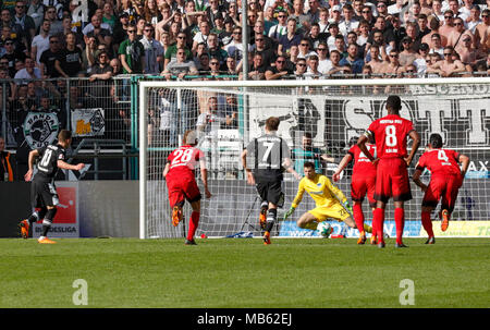 Sport, calcio, Bundesliga, 2017/2018, Borussia Moenchengladbach vs Hertha BSC Berlin 2:1, Stadio Borussia Park, scena del match, 2:1 goal vincente da penalità derivanti da un fallo, f.l.t.r. marcatore Thorgan pericolo (MG), Fabian Lustenberger (Hertha), Patrick Herrmann (MG), il custode di Rune Jarstein (Hertha), Marvin Plattenhardt (Hertha) coperta, Salomon Kalou (Hertha), Karim Rekik (Hertha) Foto Stock