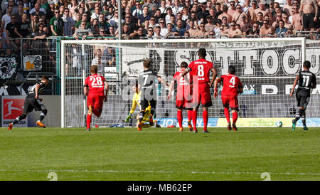 Sport, calcio, Bundesliga, 2017/2018, Borussia Moenchengladbach vs Hertha BSC Berlin 2:1, Stadio Borussia Park, scena del match, 2:1 goal vincente da penalità derivanti da un fallo, f.l.t.r. marcatore Thorgan pericolo (MG), Fabian Lustenberger (Hertha), il custode di Rune Jarstein (Hertha), Patrick Herrmann (MG), Marvin Plattenhardt (Hertha), Salomon Kalou (Hertha), Karim Rekik (Hertha), Raffael (MG) Foto Stock