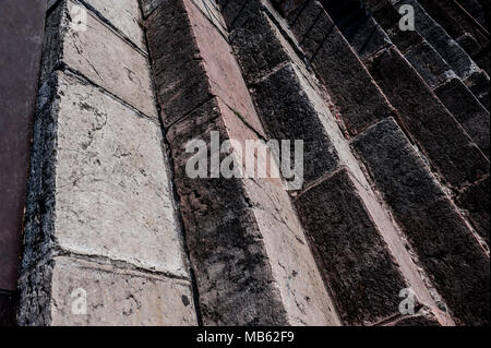 Incantevole sfondo testurizzata di grandi gradini di pietra. Il telaio orizzontale. Foto Stock