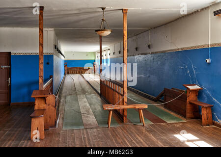 Bowling Alley di Kolmanskop città fantasma, Luderitz, Namibia, Africa Foto Stock