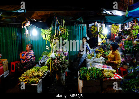Notte mercato gli operatori a Toul Tom Poung mercato , o "Mercato Russo' in Phnom Penh Cambogia. 27/3/18 Foto © Andy Buchanan 2018 Foto Stock