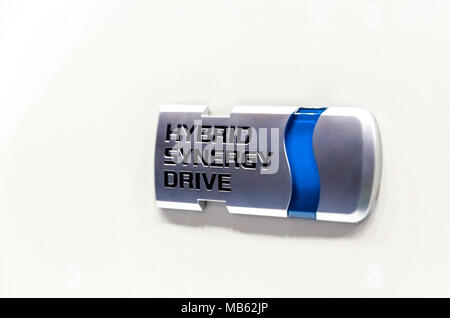 Belgrado, Serbia - 13. Marzo 2010: Close up di Hybrid Synergy Drive Toyota Logo su un bianco perla car. Foto Stock