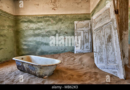 Vecchia vasca da bagno in camera di sabbia di Kolmanskop città fantasma, Luderitz, Namibia, Africa Foto Stock