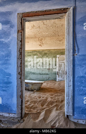 Vecchia vasca da bagno in camera di sabbia di Kolmanskop città fantasma, Luderitz, Namibia, Africa Foto Stock