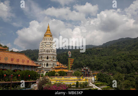 Pagoda in i motivi del bellissimo Tempio di Kek Lok Si in Penang Malaysia. Foto Stock