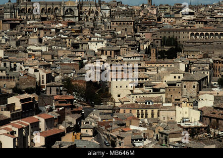 Toledo Spagna. 2000 Toledo (Spagnolo: [toˈleðo]) è una città e un comune situato nella zona centrale di Spagna; è la capitale della provincia di Toledo e la comunità autonoma di Castilla-la Mancha. Toledo è stato dichiarato patrimonio mondiale dall UNESCO nel 1986 per la sua ampia monumentale e patrimonio culturale. Toledo è conosciuta come la 'Città Imperiale" per essere stata la sede della corte di Carlo V imperatore del Sacro Romano Impero e come la città delle tre culture" per le influenze culturali dei Cristiani, Musulmani ed Ebrei si riflette nella sua storia. È stata anche la capitale dell'antico visigota Foto Stock