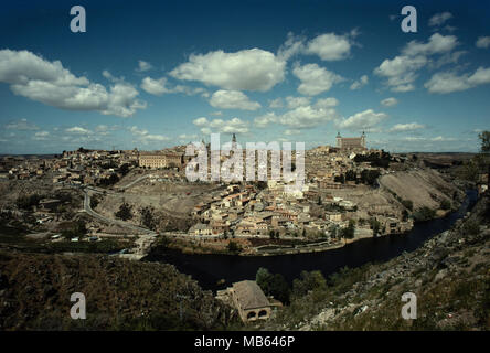 Toledo Spagna. 2000 Toledo (Spagnolo: [toˈleðo]) è una città e un comune situato nella zona centrale di Spagna; è la capitale della provincia di Toledo e la comunità autonoma di Castilla-la Mancha. Toledo è stato dichiarato patrimonio mondiale dall UNESCO nel 1986 per la sua ampia monumentale e patrimonio culturale. Toledo è conosciuta come la 'Città Imperiale" per essere stata la sede della corte di Carlo V imperatore del Sacro Romano Impero e come la città delle tre culture" per le influenze culturali dei Cristiani, Musulmani ed Ebrei si riflette nella sua storia. È stata anche la capitale dell'antico visigota Foto Stock