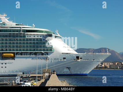 Vista panoramica della parte anteriore della nave da crociera indipendenza dei mari Foto Stock