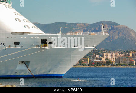 Vista panoramica della parte anteriore della nave da crociera indipendenza dei mari Foto Stock