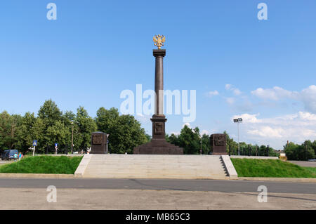 Vyazma, Russia - Luglio 02, 2011: Stela della città di gloria militare sulla Sovetskaya Square nella città di Vyazma Foto Stock