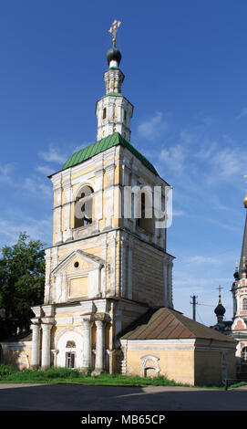 Smolensk, Russia - Luglio 12, 2011: la costruzione del campanile della ex chiesa Nizhne-Nikolskaya Foto Stock