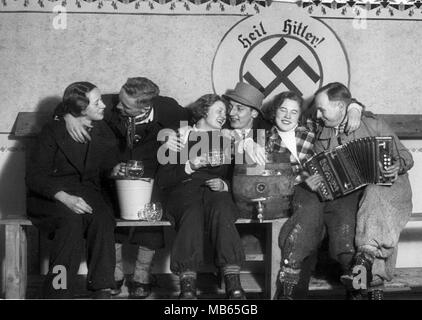 Un gruppo di giovani tedeschi bere birra sotto un Heil Hitler svastica in Vogelsberg Germania 1933 Deutschland 1930s Foto Stock