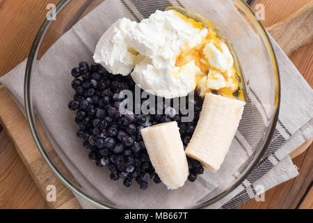 Mirtilli surgelati, ricotta, banana e miele - ingredienti per preparare in casa mirtillo gelato Foto Stock