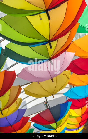 Visualizzazione del multi-ombrelloni colorati appesi al soffitto della casa mercato in Bodmin, Cornwall. Forse metafora per ombrello nazionale il giorno. Foto Stock