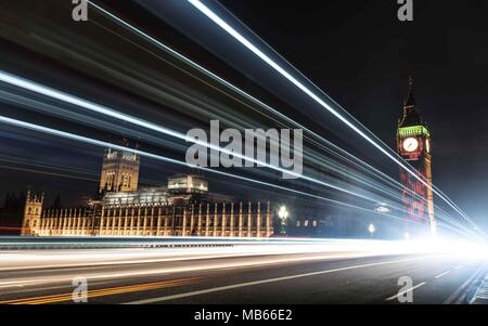 Il parlamento di Westminster Bridge con sentieri per auto Foto Stock