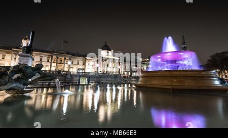 La Galleria Nazionale Museo, su Trafalgar Square, Londra di notte con la fontana in primo piano Foto Stock