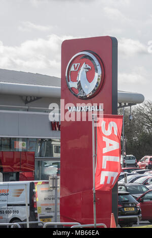 Vauxhall Motors logo segno in una sala di esposizione (West End motori) in Bodmin, Cornwall. Metafora per Vauxhall crollo delle vendite. Foto Stock