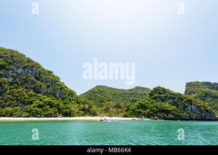 Bei paesaggi naturali dell'isola, la spiaggia e il mare durante l'estate presso il molo galleggiante anteriore del Ko Wua Talap island in Mu Ko Ang Thong compit Foto Stock