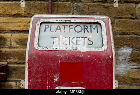 Biglietto di piattaforma di macchina a Keighley e Worth Valley Railway, Keighley, West Yorshire, Regno Unito - 7 Aprile 2018 Foto Stock