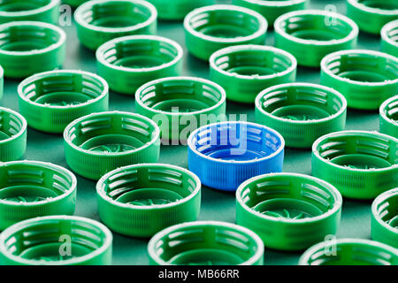 Il verde e il blu in plastica i tappi di bottiglia Foto Stock