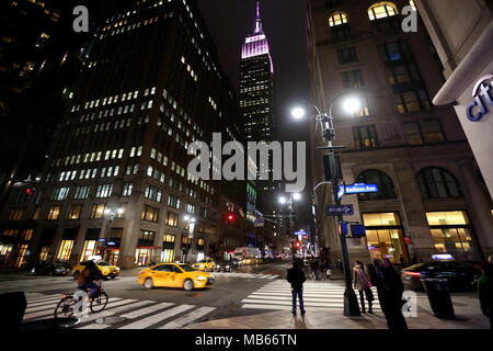 Vista generale della città di New York, Stati Uniti d'America shot da Madison Ave e Oriente xxxiii Street con l'Empire State Building Foto Stock