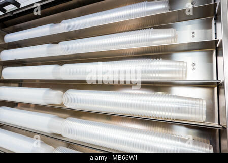 L'alimentazione automatica di linea per i bicchieri di plastica Foto Stock