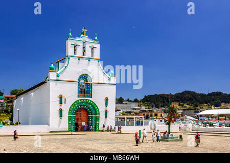 Chamula, Messico - Marzo 25, 2015: ornati in esterno del Templo de San Juan Bautista in Chamula un indigeno comune unico con uno status autonomo in Messico Foto Stock