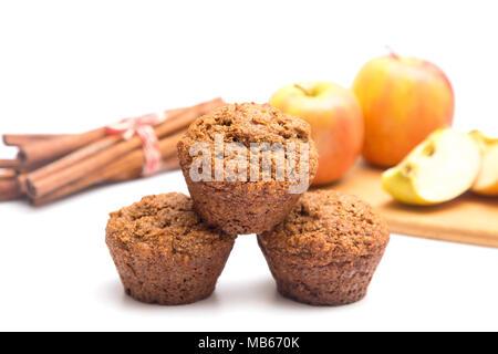 Mela Cannella Muffin alle noci pecan su sfondo bianco Foto Stock