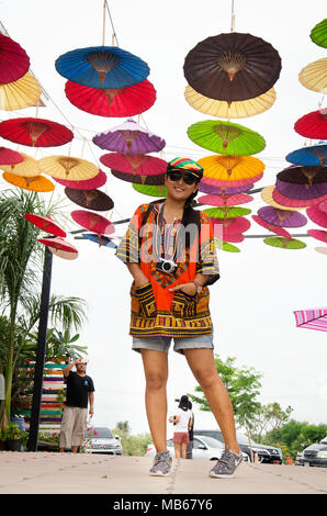 Donne asiatiche viaggi e posa per scattare foto con decorazione ombrello coloratissimo appeso all'aperto nel mercato galleggiante su Aprile 17, 2017 in Nakhon pato Foto Stock