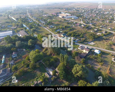 Vista dalla cima del villaggio. Case e giardini. Campagna, paesaggio agreste. La fotografia aerea. Foto Stock