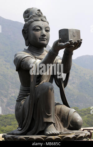 Discepolo femmina statua offrendo un dono per il Big Buddha al Monastero Po Lin, Isola di Lantau, Hong Kong. Foto Stock