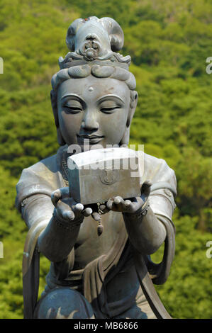 Discepolo femmina statua offrendo un dono per il Big Buddha al Monastero Po Lin, Isola di Lantau, Hong Kong. Foto Stock