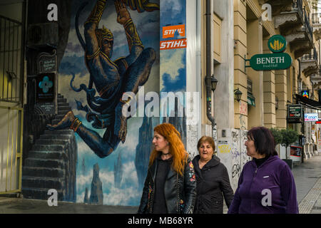 Il sabato sera il centro di Atene, un gruppo di donne è a piedi giù per una strada principale. Foto Stock