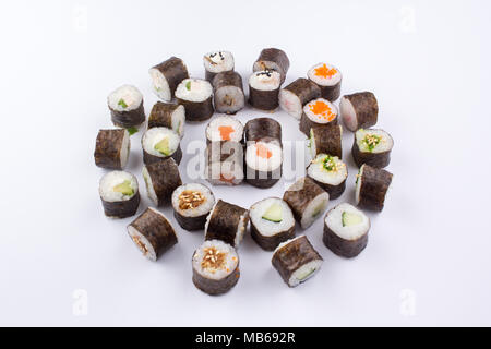 Un set di sushi rotoli disposti in un modo originale. Foto Stock