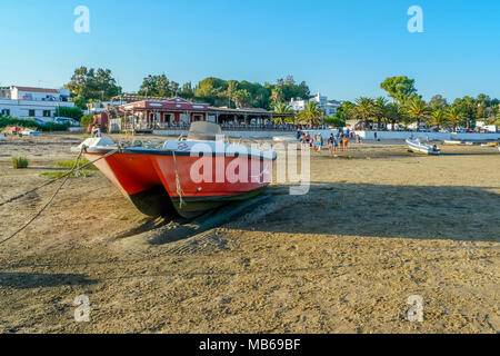 Barche nella calda luce del tramonto sulla spiaggia dei pescatori in Portogallo. Foto Stock